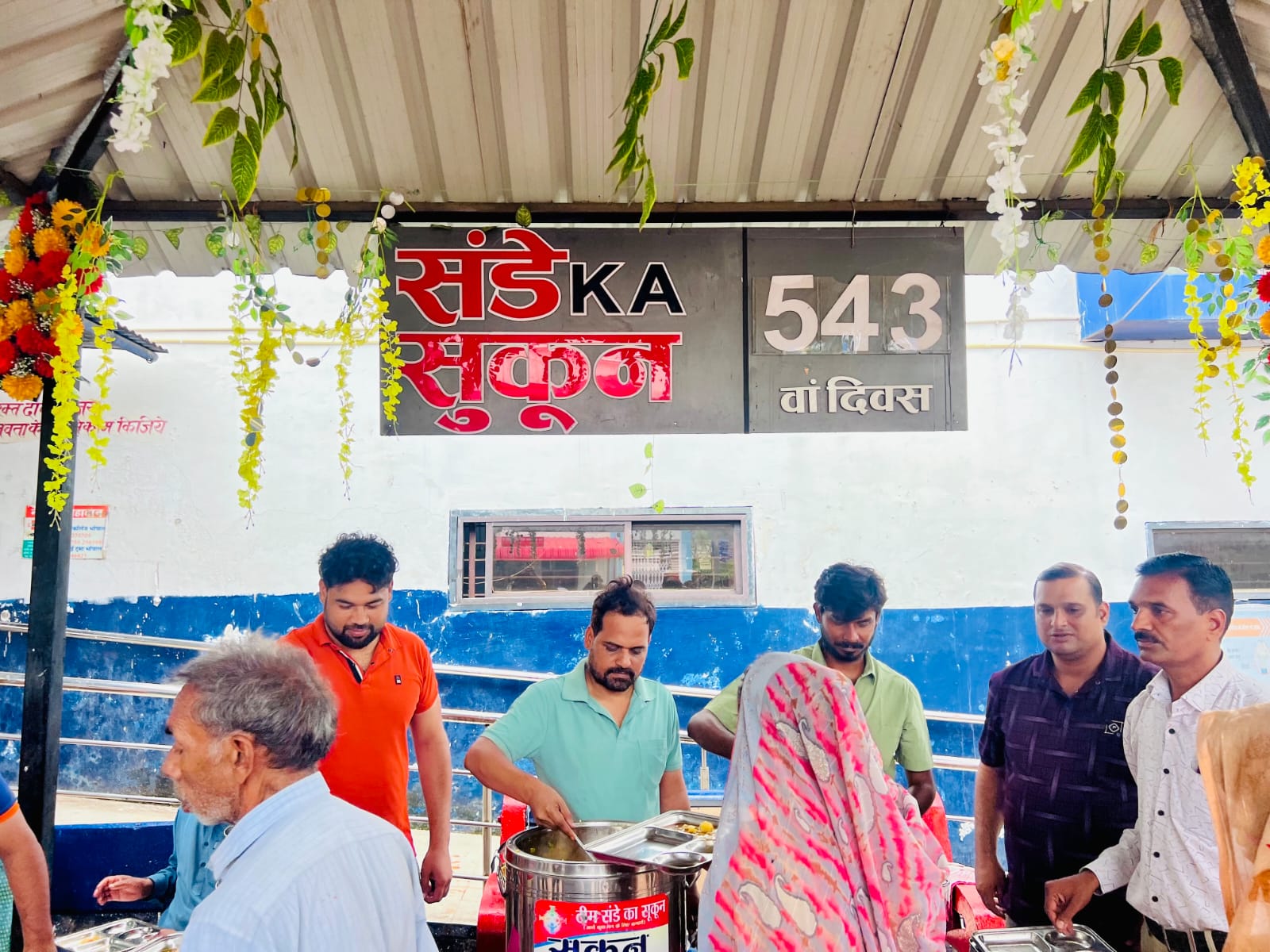 Volunteers serving meals at Sukoon Ki Rasoi
